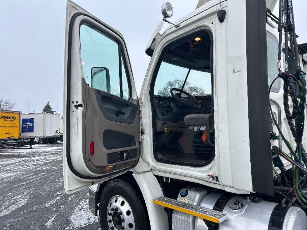 Day Cab Tractor-Heavy Duty Tractors-Freightliner-2017-Cascadia 11364ST-Brooklyn Park-MN-642,116\n\t\tmiles-$ 24,750 - Image 9