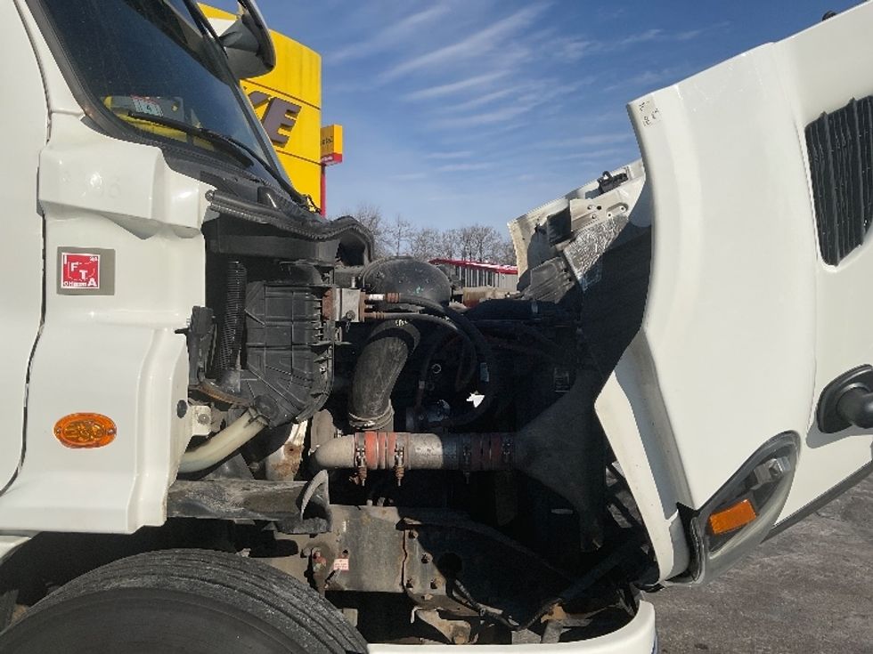 Day Cab Tractor-Heavy Duty Tractors-Freightliner-2017-Cascadia 11364ST-Chicopee-MA-512,677\n\t\tmiles-$ 31,000 - Image 10