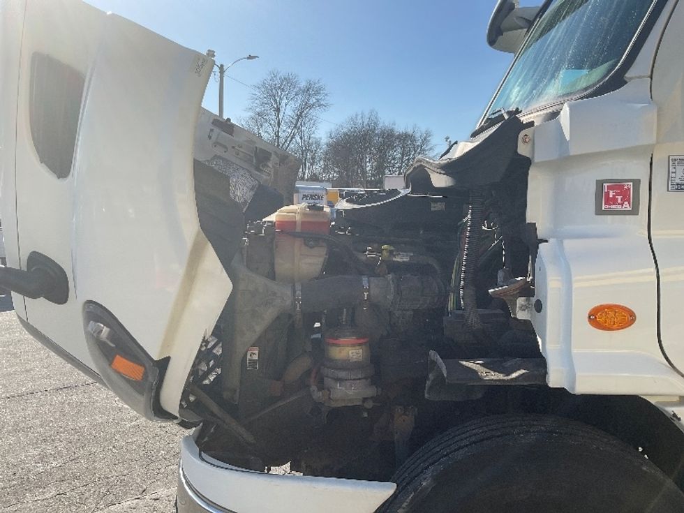 Day Cab Tractor-Heavy Duty Tractors-Freightliner-2017-Cascadia 11364ST-Chicopee-MA-512,677\n\t\tmiles-$ 31,000 - Image 11