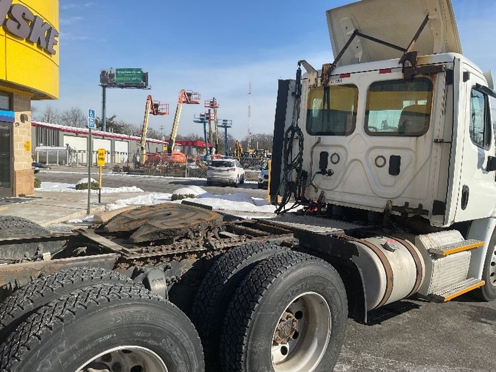 Day Cab Tractor-Heavy Duty Tractors-Freightliner-2017-Cascadia 11364ST-Chicopee-MA-512,677\n\t\tmiles-$ 31,000 - Image 12
