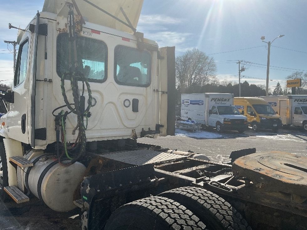 Day Cab Tractor-Heavy Duty Tractors-Freightliner-2017-Cascadia 11364ST-Chicopee-MA-512,677\n\t\tmiles-$ 31,000 - Image 13