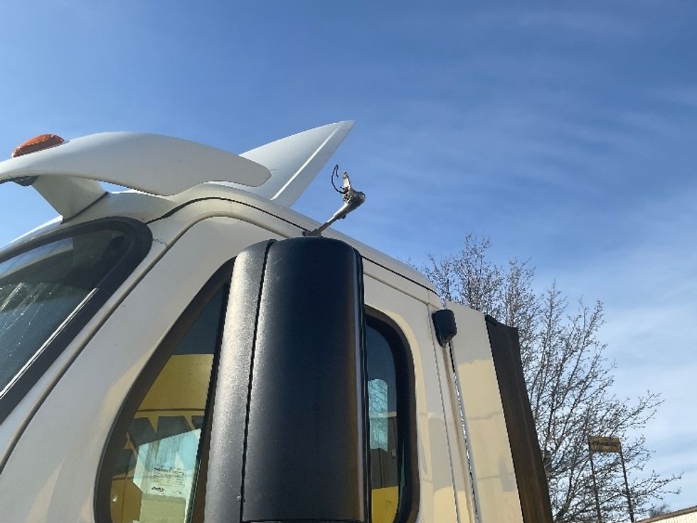 Day Cab Tractor-Heavy Duty Tractors-Freightliner-2017-Cascadia 11364ST-Chicopee-MA-512,677\n\t\tmiles-$ 31,000 - Image 16