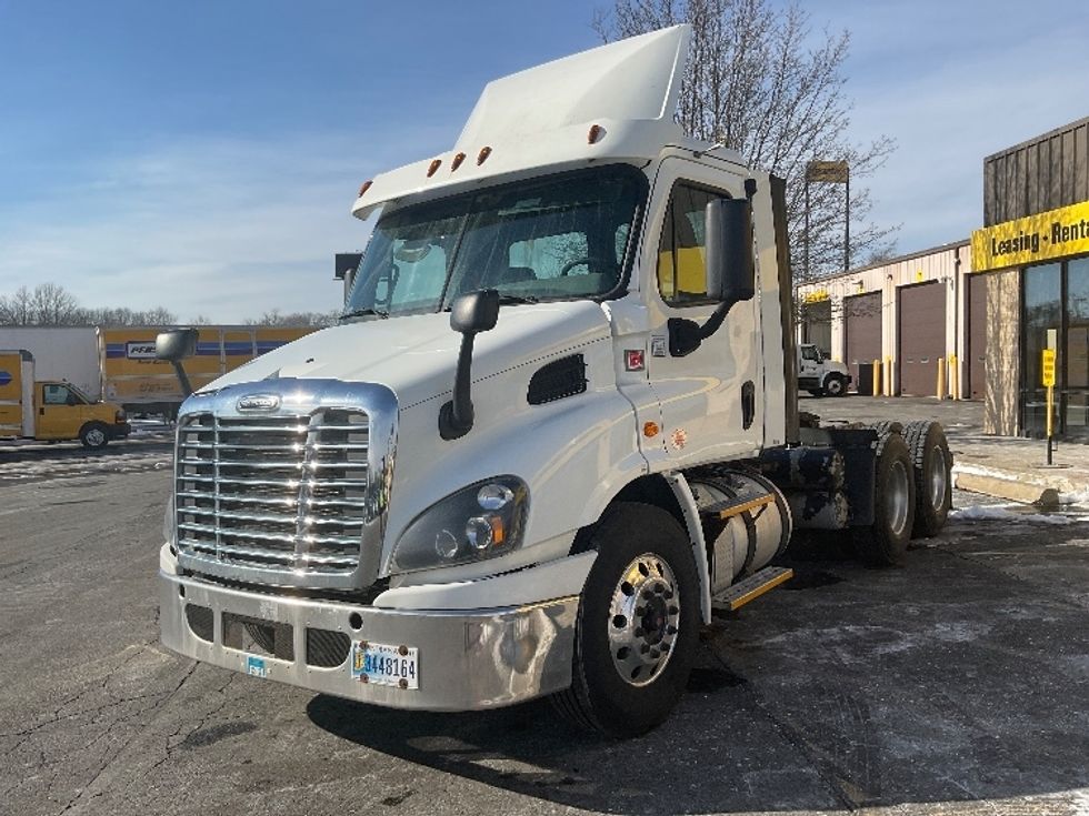 Day Cab Tractor-Heavy Duty Tractors-Freightliner-2017-Cascadia 11364ST-Chicopee-MA-512,677\n\t\tmiles-$ 31,000 - Image 2