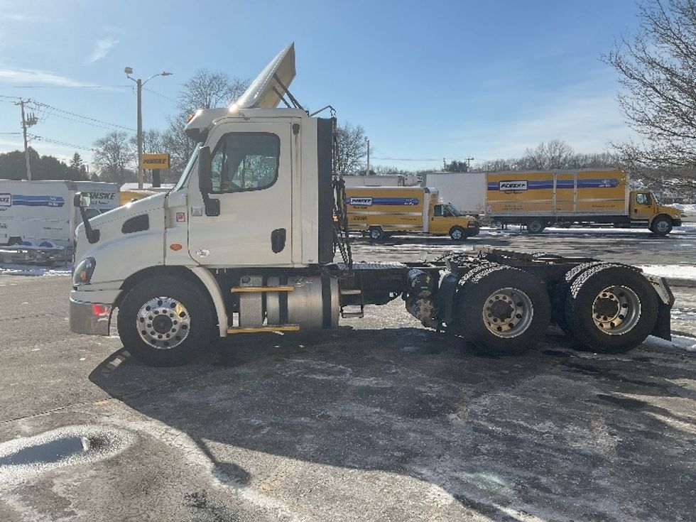 Day Cab Tractor-Heavy Duty Tractors-Freightliner-2017-Cascadia 11364ST-Chicopee-MA-512,677\n\t\tmiles-$ 31,000 - Image 3