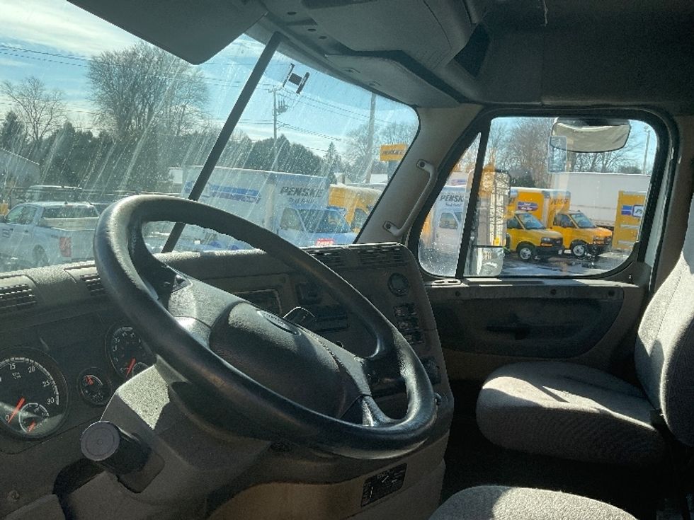 Day Cab Tractor-Heavy Duty Tractors-Freightliner-2017-Cascadia 11364ST-Chicopee-MA-512,677\n\t\tmiles-$ 31,000 - Image 5