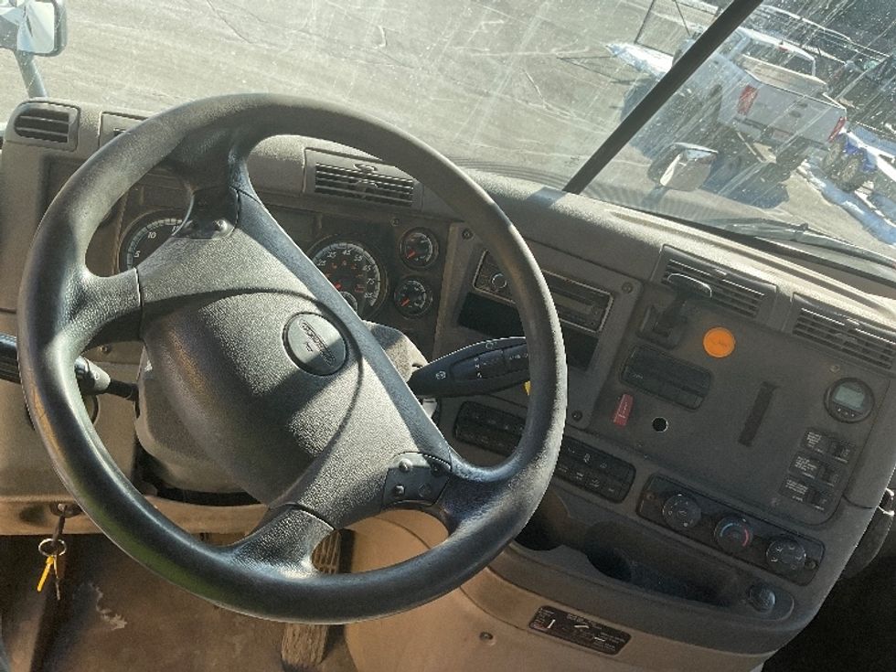 Day Cab Tractor-Heavy Duty Tractors-Freightliner-2017-Cascadia 11364ST-Chicopee-MA-512,677\n\t\tmiles-$ 31,000 - Image 6