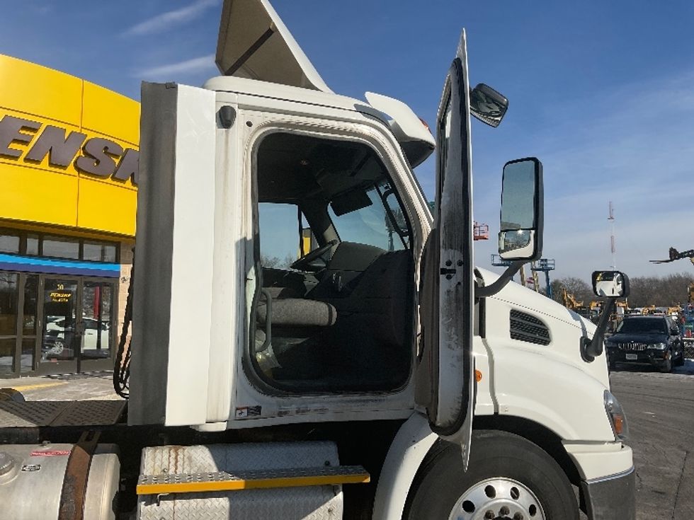 Day Cab Tractor-Heavy Duty Tractors-Freightliner-2017-Cascadia 11364ST-Chicopee-MA-512,677\n\t\tmiles-$ 31,000 - Image 7