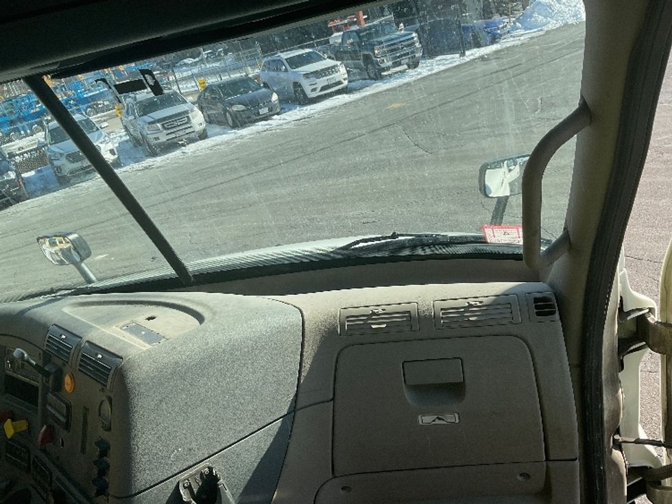 Day Cab Tractor-Heavy Duty Tractors-Freightliner-2017-Cascadia 11364ST-Chicopee-MA-512,677\n\t\tmiles-$ 31,000 - Image 8