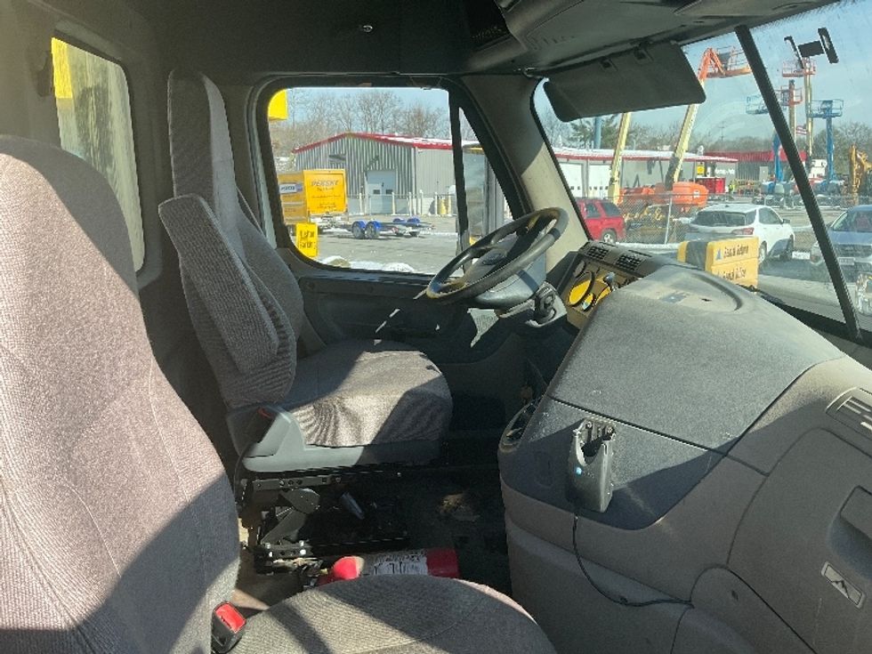 Day Cab Tractor-Heavy Duty Tractors-Freightliner-2017-Cascadia 11364ST-Chicopee-MA-512,677\n\t\tmiles-$ 31,000 - Image 9