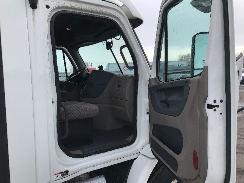 Day Cab Tractor-Heavy Duty Tractors-Freightliner-2017-Cascadia 11364ST-Fredonia-NY-286,590\n\t\tmiles-$ 36,750 - Image 12