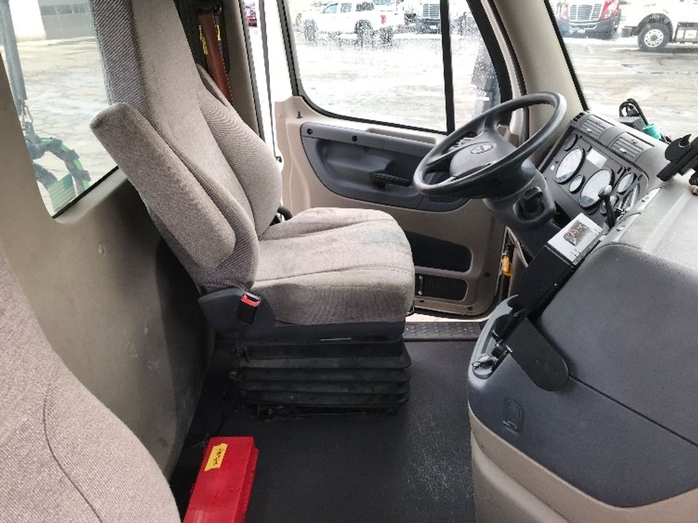 Day Cab Tractor-Heavy Duty Tractors-Freightliner-2017-Cascadia 11364ST-Fredonia-NY-286,590\n\t\tmiles-$ 36,750 - Image 14