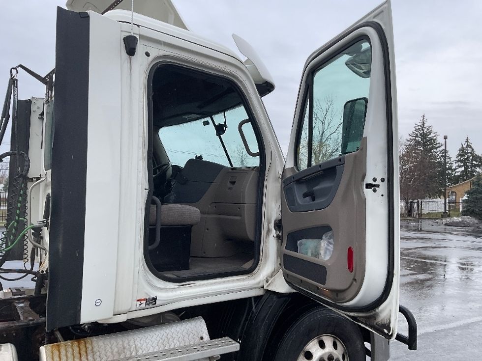 Day Cab Tractor-Heavy Duty Tractors-Freightliner-2017-Cascadia 11364ST-Fredonia-NY-325,042\n\t\tmiles-$ 34,500 - Image 12