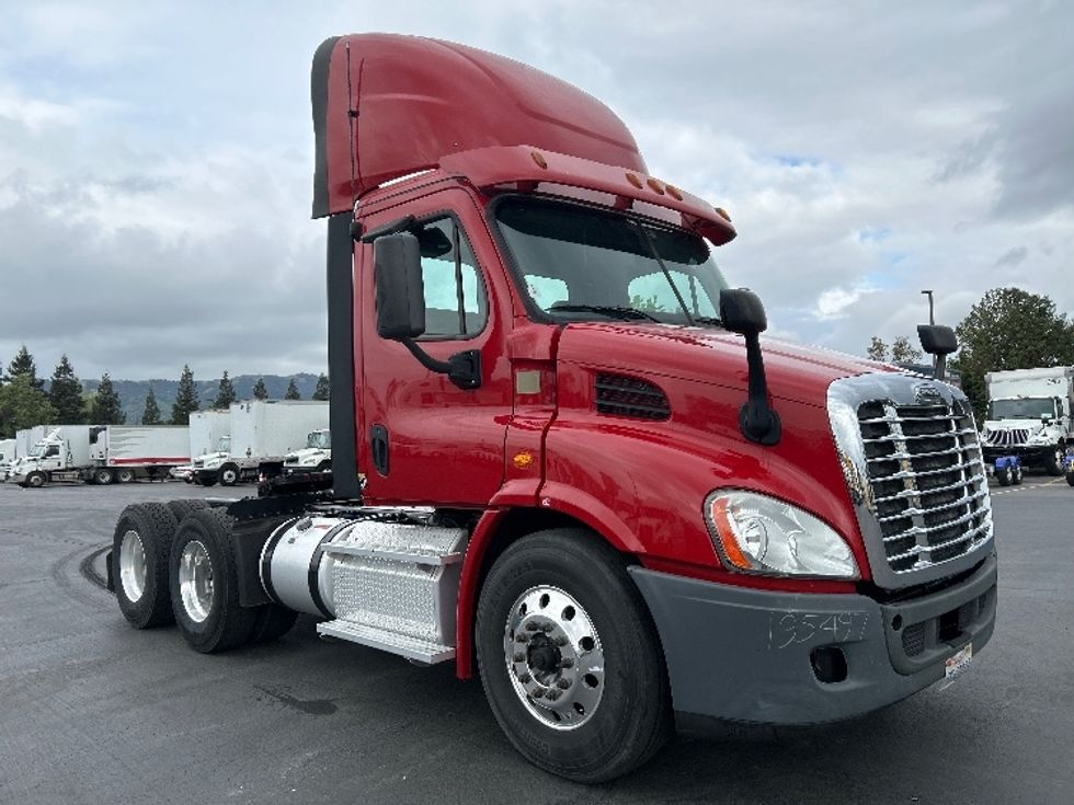 Day Cab Tractor-Heavy Duty Tractors-Freightliner-2017-Cascadia 11364ST-Gilroy-CA-272,503\n\t\tmiles-$ 32,000 - Image 1