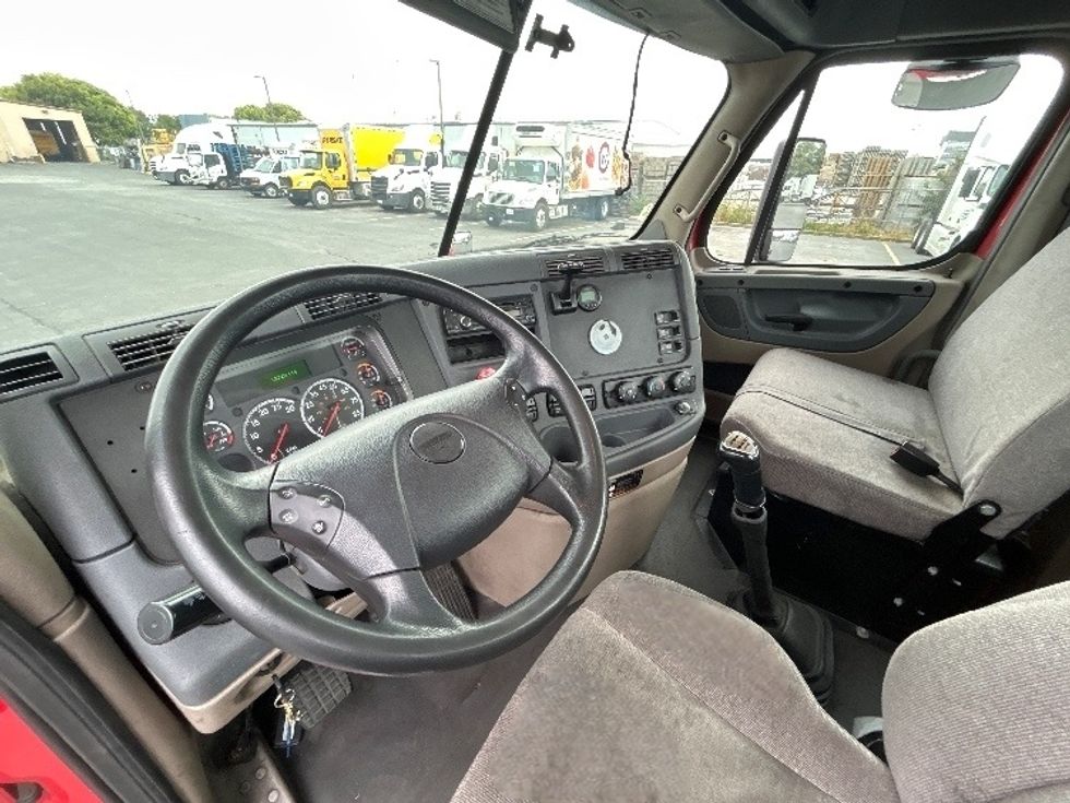 Day Cab Tractor-Heavy Duty Tractors-Freightliner-2017-Cascadia 11364ST-Gilroy-CA-272,503\n\t\tmiles-$ 32,000 - Image 10