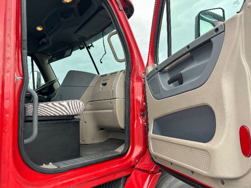 Day Cab Tractor-Heavy Duty Tractors-Freightliner-2017-Cascadia 11364ST-Gilroy-CA-272,503\n\t\tmiles-$ 32,000 - Image 12