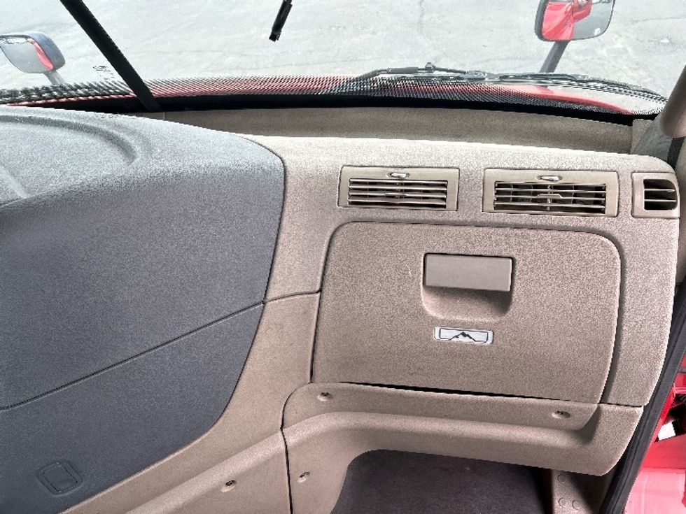 Day Cab Tractor-Heavy Duty Tractors-Freightliner-2017-Cascadia 11364ST-Gilroy-CA-272,503\n\t\tmiles-$ 32,000 - Image 13