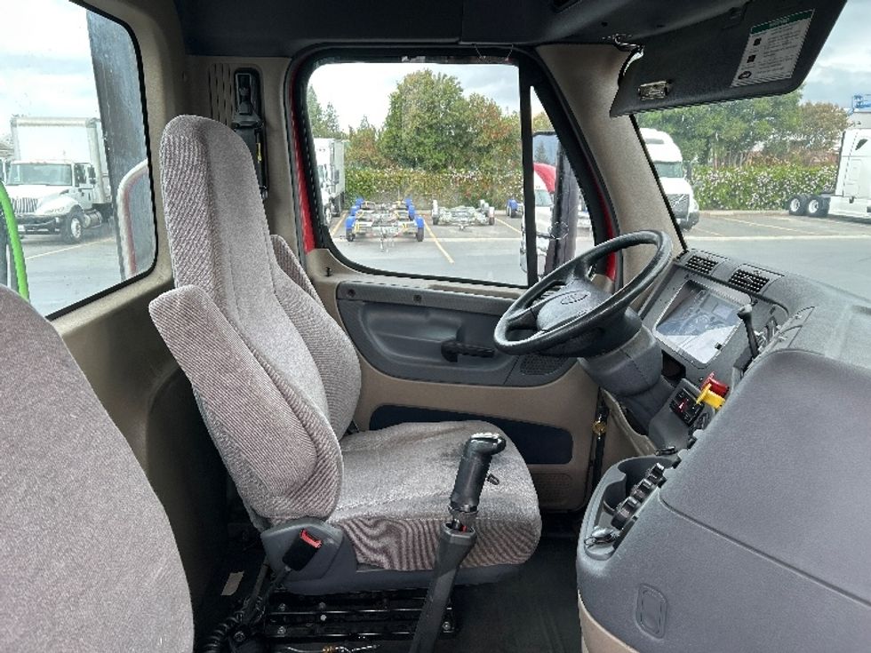 Day Cab Tractor-Heavy Duty Tractors-Freightliner-2017-Cascadia 11364ST-Gilroy-CA-272,503\n\t\tmiles-$ 32,000 - Image 14