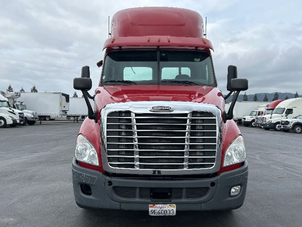 Day Cab Tractor-Heavy Duty Tractors-Freightliner-2017-Cascadia 11364ST-Gilroy-CA-272,503\n\t\tmiles-$ 32,000 - Image 2