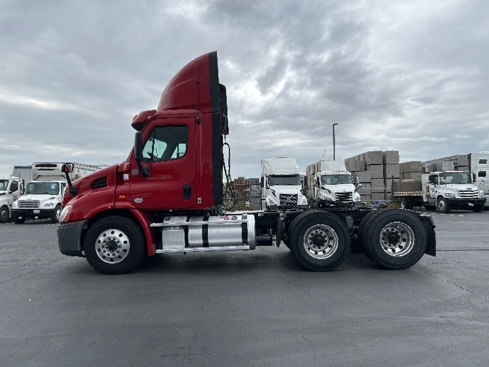Day Cab Tractor-Heavy Duty Tractors-Freightliner-2017-Cascadia 11364ST-Gilroy-CA-272,503\n\t\tmiles-$ 32,000 - Image 4
