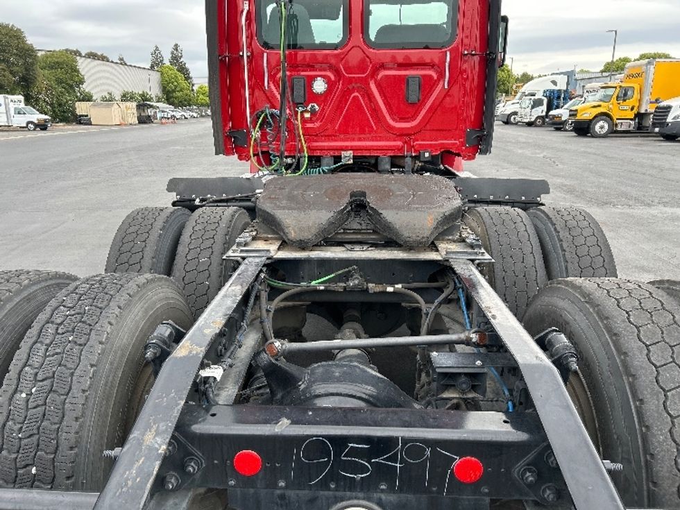 Day Cab Tractor-Heavy Duty Tractors-Freightliner-2017-Cascadia 11364ST-Gilroy-CA-272,503\n\t\tmiles-$ 32,000 - Image 6