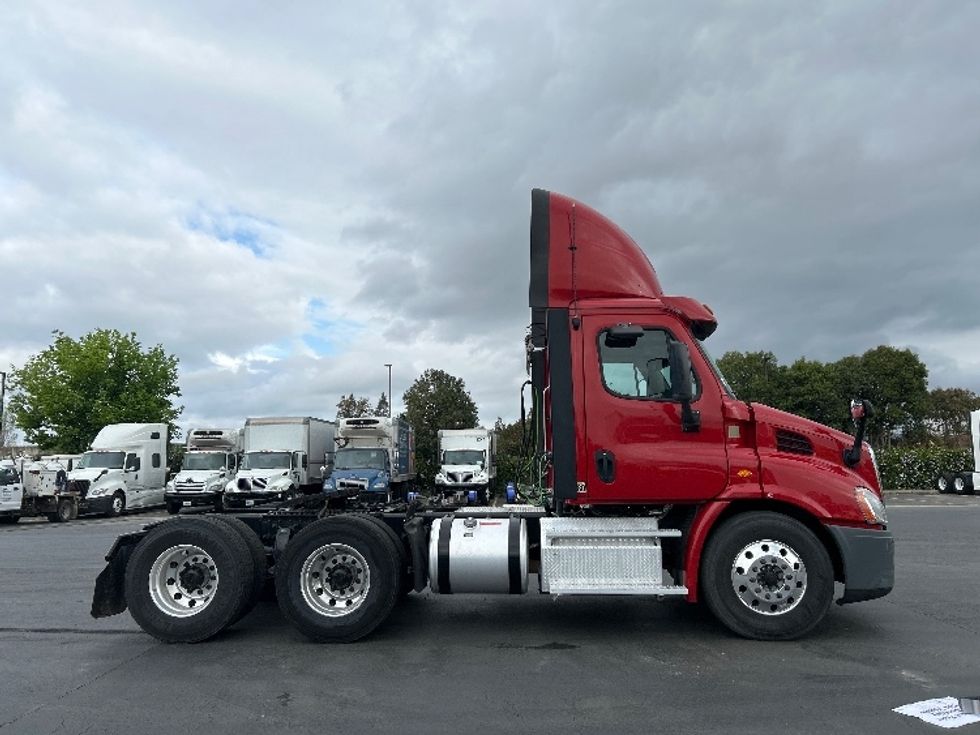 Day Cab Tractor-Heavy Duty Tractors-Freightliner-2017-Cascadia 11364ST-Gilroy-CA-272,503\n\t\tmiles-$ 32,000 - Image 8