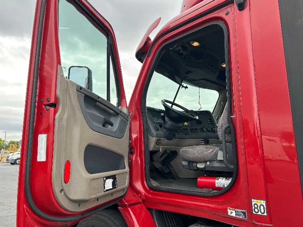 Day Cab Tractor-Heavy Duty Tractors-Freightliner-2017-Cascadia 11364ST-Gilroy-CA-272,503\n\t\tmiles-$ 32,000 - Image 9