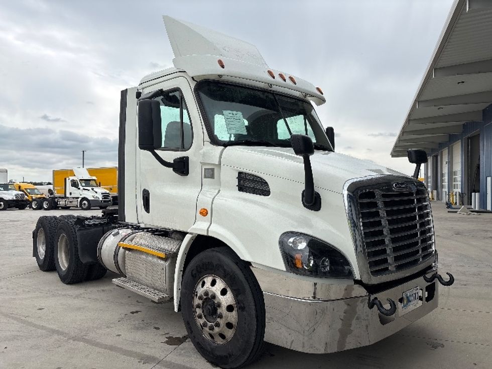 Day Cab Tractor-Heavy Duty Tractors-Freightliner-2017-Cascadia 11364ST-Greeley-CO-624,041\n\t\tmiles-$ 28,250 - Image 1