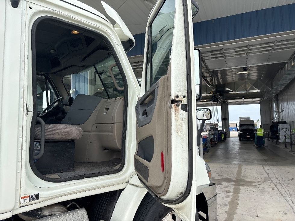 Day Cab Tractor-Heavy Duty Tractors-Freightliner-2017-Cascadia 11364ST-Greeley-CO-624,041\n\t\tmiles-$ 28,250 - Image 12