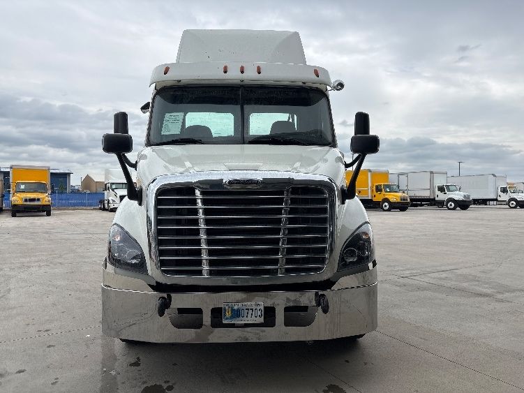 2017 Freightliner Cascadia 113" sleeper cab photo 2