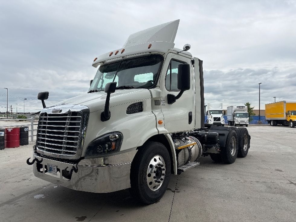 2017 Freightliner Cascadia 113" sleeper cab photo 3