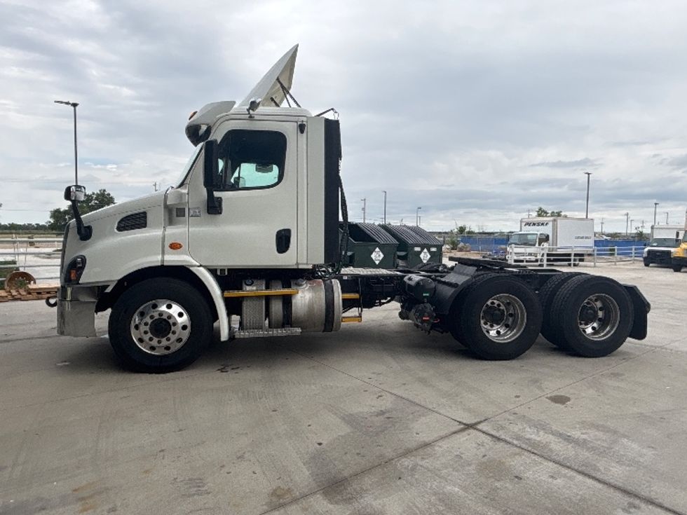 2017 Freightliner Cascadia 113" sleeper cab photo 4