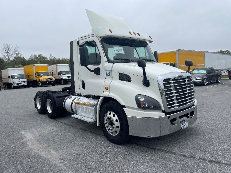 Day Cab Tractor-Heavy Duty Tractors-Freightliner-2017-Cascadia 11364ST-Greenville-SC-489,013\n\t\tmiles-$ 32,750 - Image 1
