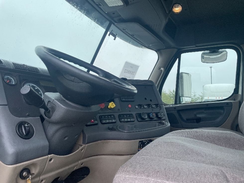 Day Cab Tractor-Heavy Duty Tractors-Freightliner-2017-Cascadia 11364ST-Greenville-SC-489,013\n\t\tmiles-$ 32,750 - Image 10