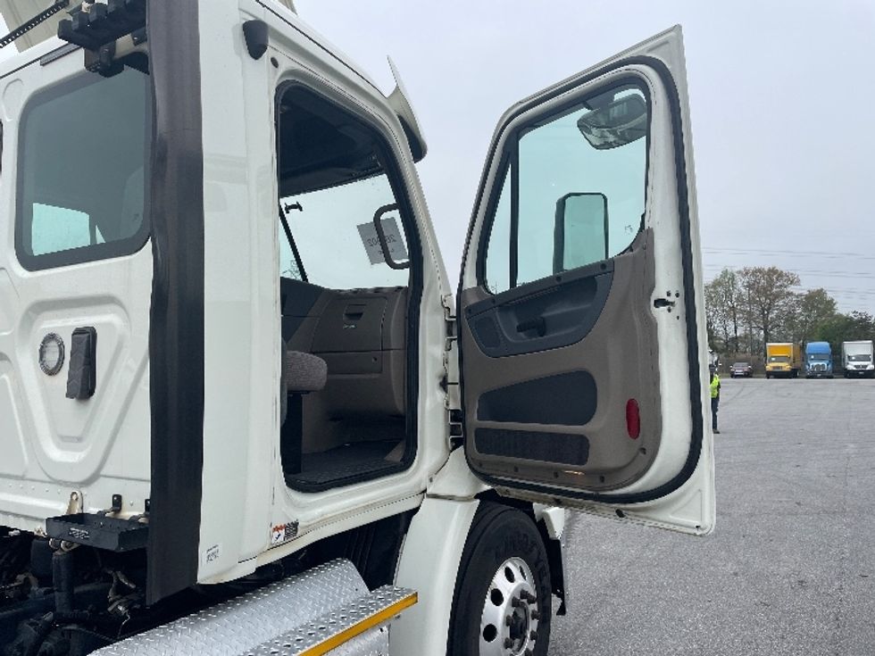 Day Cab Tractor-Heavy Duty Tractors-Freightliner-2017-Cascadia 11364ST-Greenville-SC-489,013\n\t\tmiles-$ 32,750 - Image 12