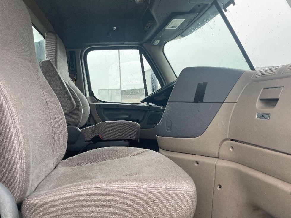 Day Cab Tractor-Heavy Duty Tractors-Freightliner-2017-Cascadia 11364ST-Greenville-SC-489,013\n\t\tmiles-$ 32,750 - Image 14