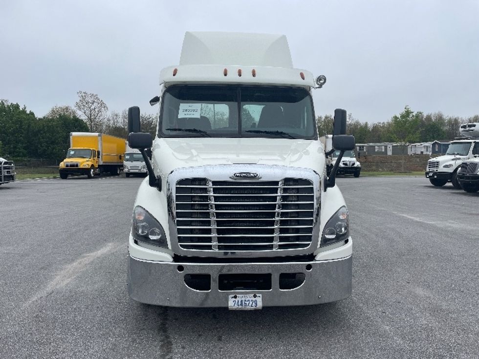 Day Cab Tractor-Heavy Duty Tractors-Freightliner-2017-Cascadia 11364ST-Greenville-SC-489,013\n\t\tmiles-$ 32,750 - Image 2