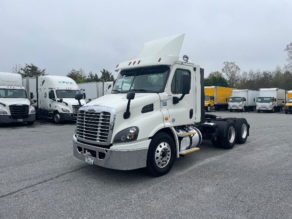 Day Cab Tractor-Heavy Duty Tractors-Freightliner-2017-Cascadia 11364ST-Greenville-SC-489,013\n\t\tmiles-$ 32,750 - Image 3