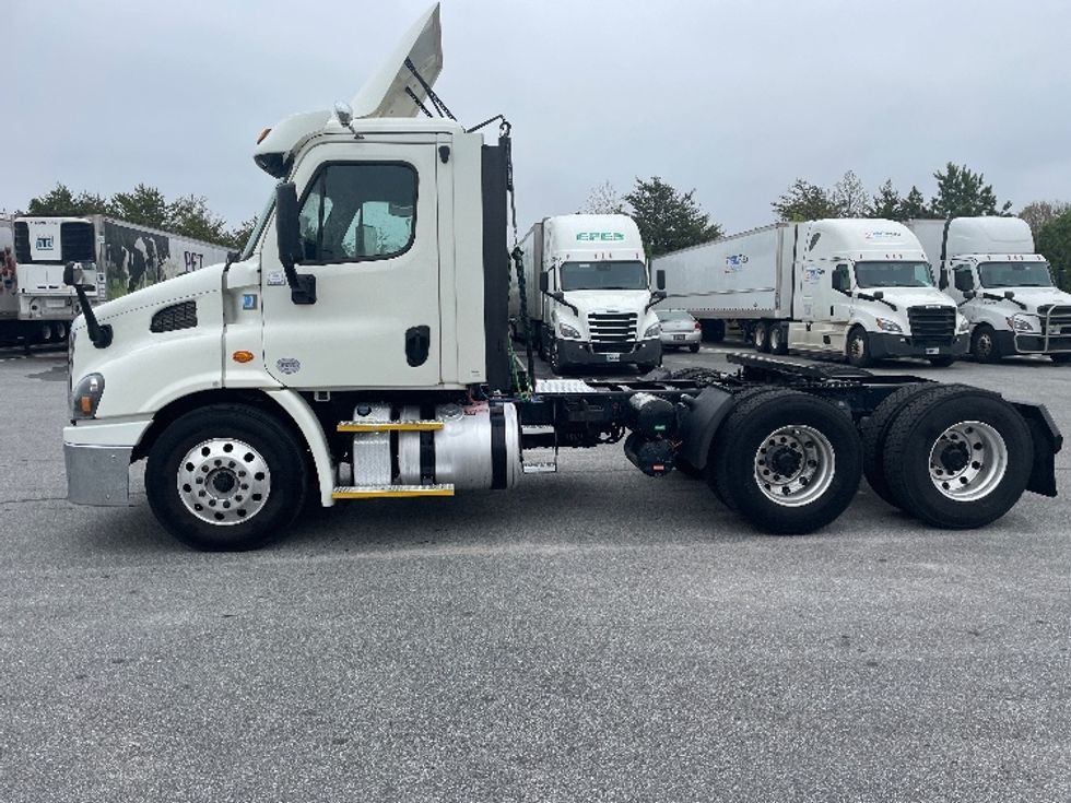 Day Cab Tractor-Heavy Duty Tractors-Freightliner-2017-Cascadia 11364ST-Greenville-SC-489,013\n\t\tmiles-$ 32,750 - Image 4