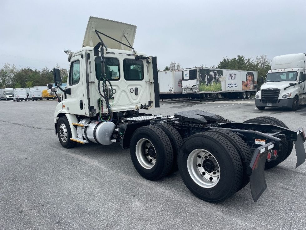 Day Cab Tractor-Heavy Duty Tractors-Freightliner-2017-Cascadia 11364ST-Greenville-SC-489,013\n\t\tmiles-$ 32,750 - Image 5
