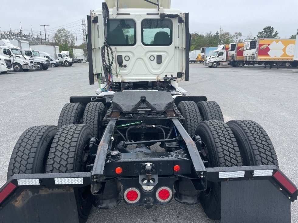 Day Cab Tractor-Heavy Duty Tractors-Freightliner-2017-Cascadia 11364ST-Greenville-SC-489,013\n\t\tmiles-$ 32,750 - Image 6