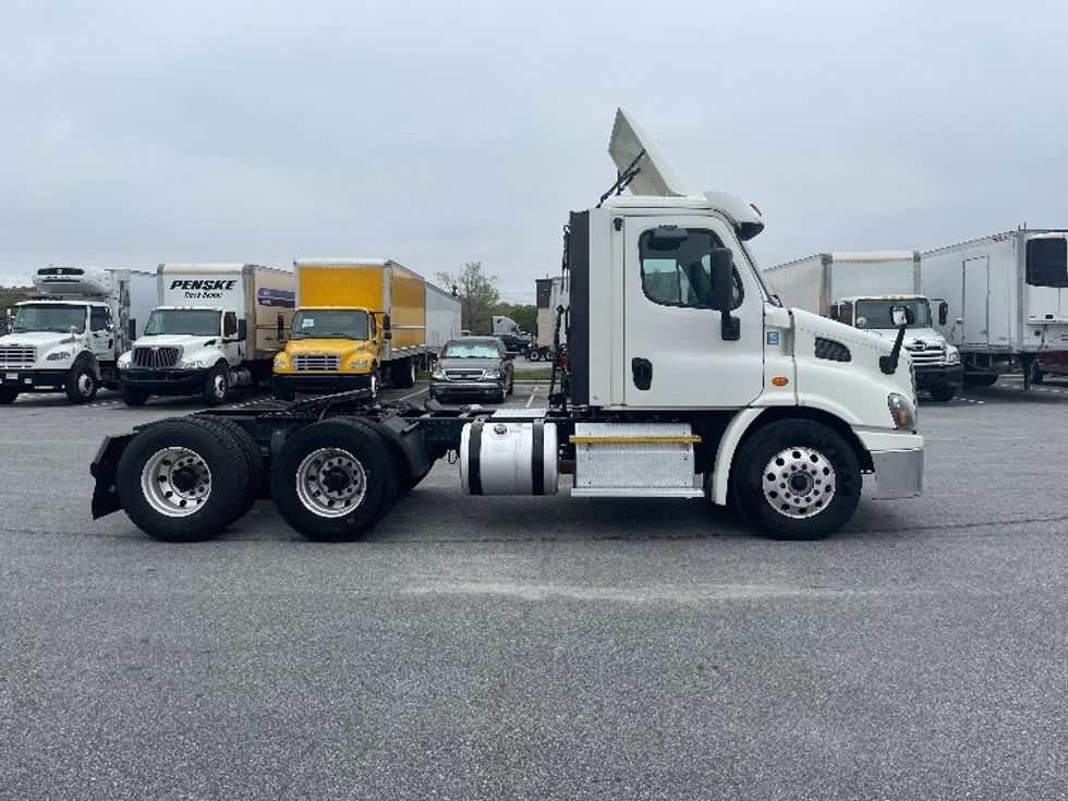 Day Cab Tractor-Heavy Duty Tractors-Freightliner-2017-Cascadia 11364ST-Greenville-SC-489,013\n\t\tmiles-$ 32,750 - Image 8