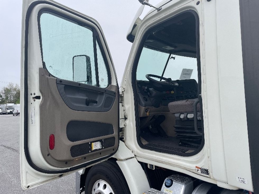 Day Cab Tractor-Heavy Duty Tractors-Freightliner-2017-Cascadia 11364ST-Greenville-SC-489,013\n\t\tmiles-$ 32,750 - Image 9