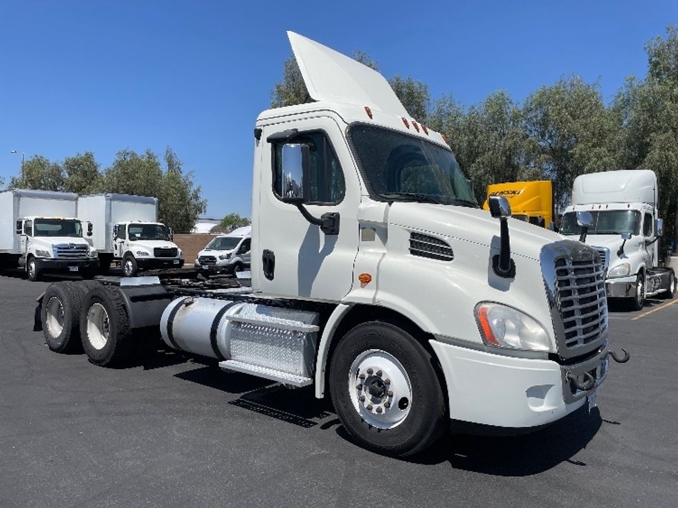 2017 Freightliner Cascadia 11364ST Day Cab Tractor