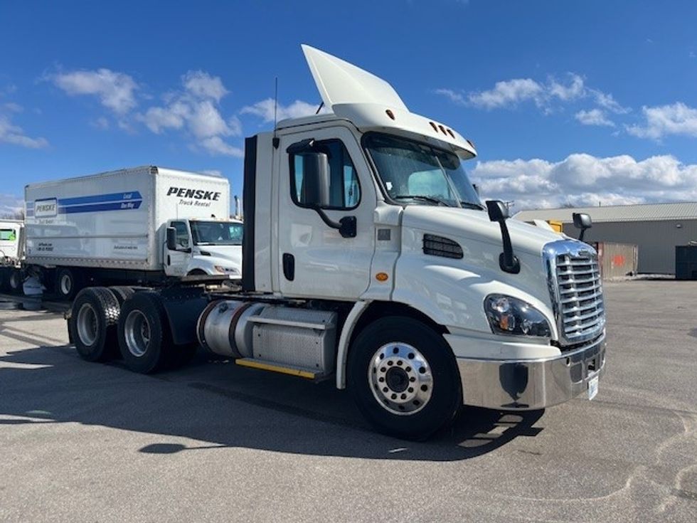 Day Cab Tractor-Heavy Duty Tractors-Freightliner-2017-Cascadia 11364ST-Middlefield-OH-558,585\n\t\tmiles-$ 27,500 - Image 1