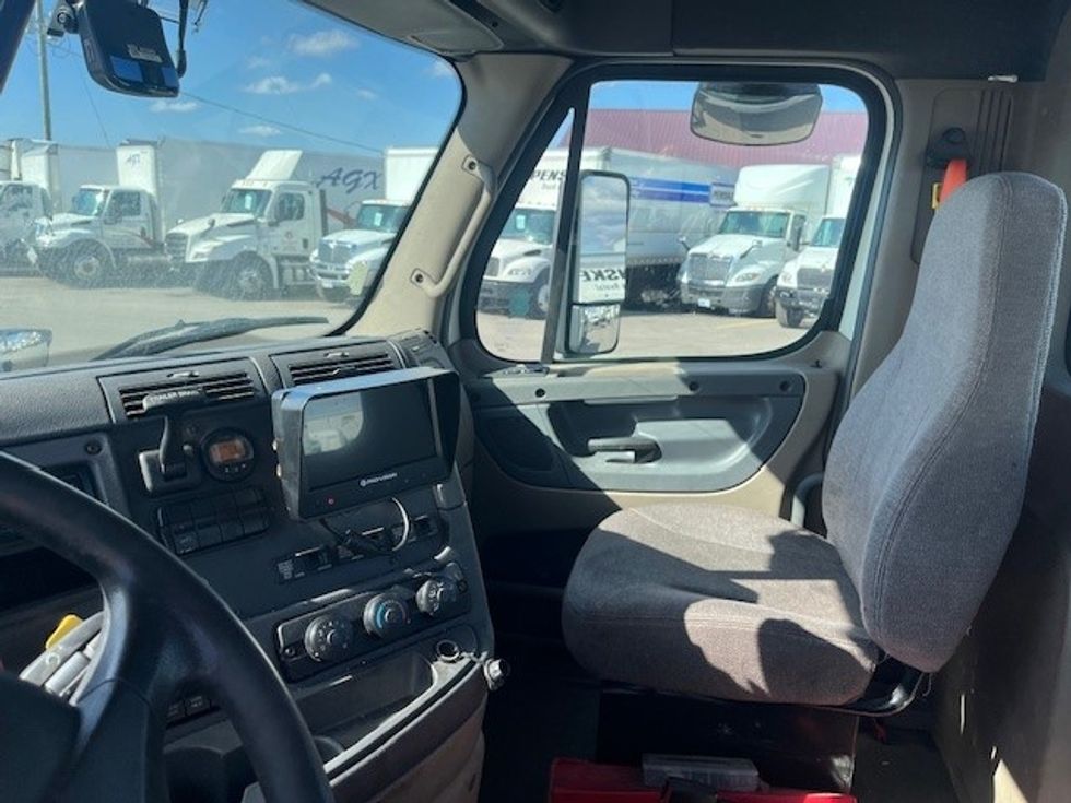 Day Cab Tractor-Heavy Duty Tractors-Freightliner-2017-Cascadia 11364ST-Middlefield-OH-558,585\n\t\tmiles-$ 27,500 - Image 10