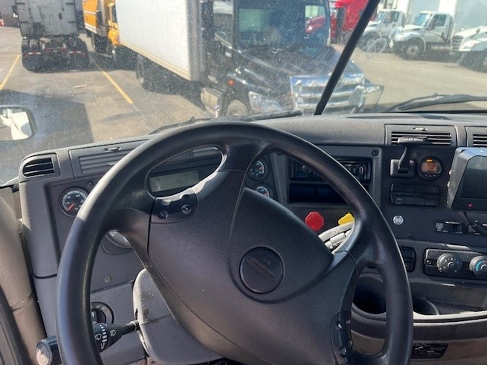 Day Cab Tractor-Heavy Duty Tractors-Freightliner-2017-Cascadia 11364ST-Middlefield-OH-558,585\n\t\tmiles-$ 27,500 - Image 11