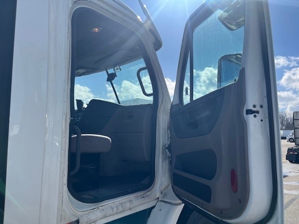 Day Cab Tractor-Heavy Duty Tractors-Freightliner-2017-Cascadia 11364ST-Middlefield-OH-558,585\n\t\tmiles-$ 27,500 - Image 12