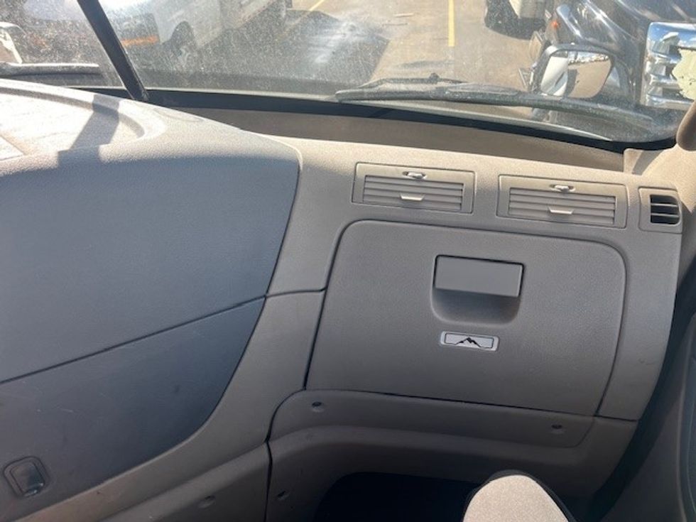 Day Cab Tractor-Heavy Duty Tractors-Freightliner-2017-Cascadia 11364ST-Middlefield-OH-558,585\n\t\tmiles-$ 27,500 - Image 13