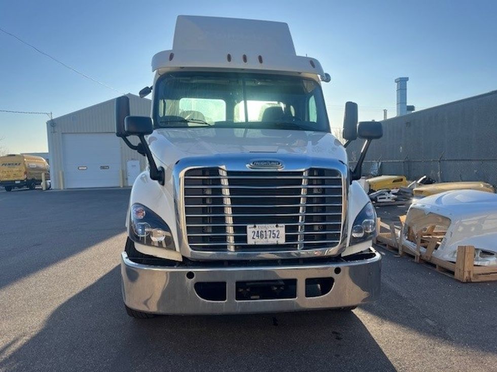 Day Cab Tractor-Heavy Duty Tractors-Freightliner-2017-Cascadia 11364ST-Middlefield-OH-558,585\n\t\tmiles-$ 27,500 - Image 2