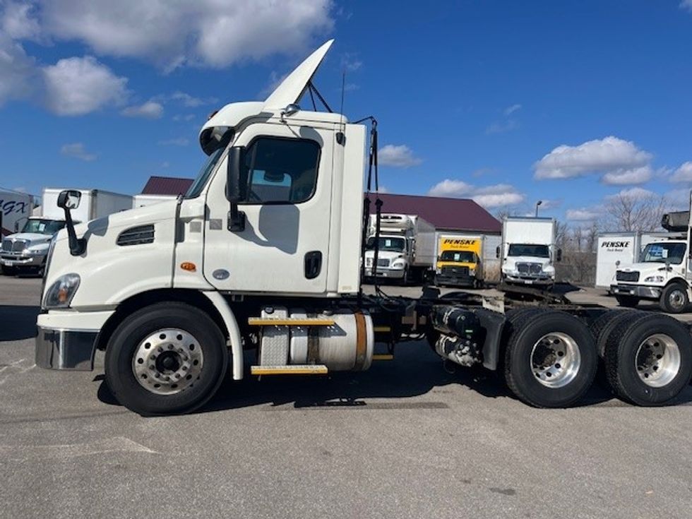 Day Cab Tractor-Heavy Duty Tractors-Freightliner-2017-Cascadia 11364ST-Middlefield-OH-558,585\n\t\tmiles-$ 27,500 - Image 4